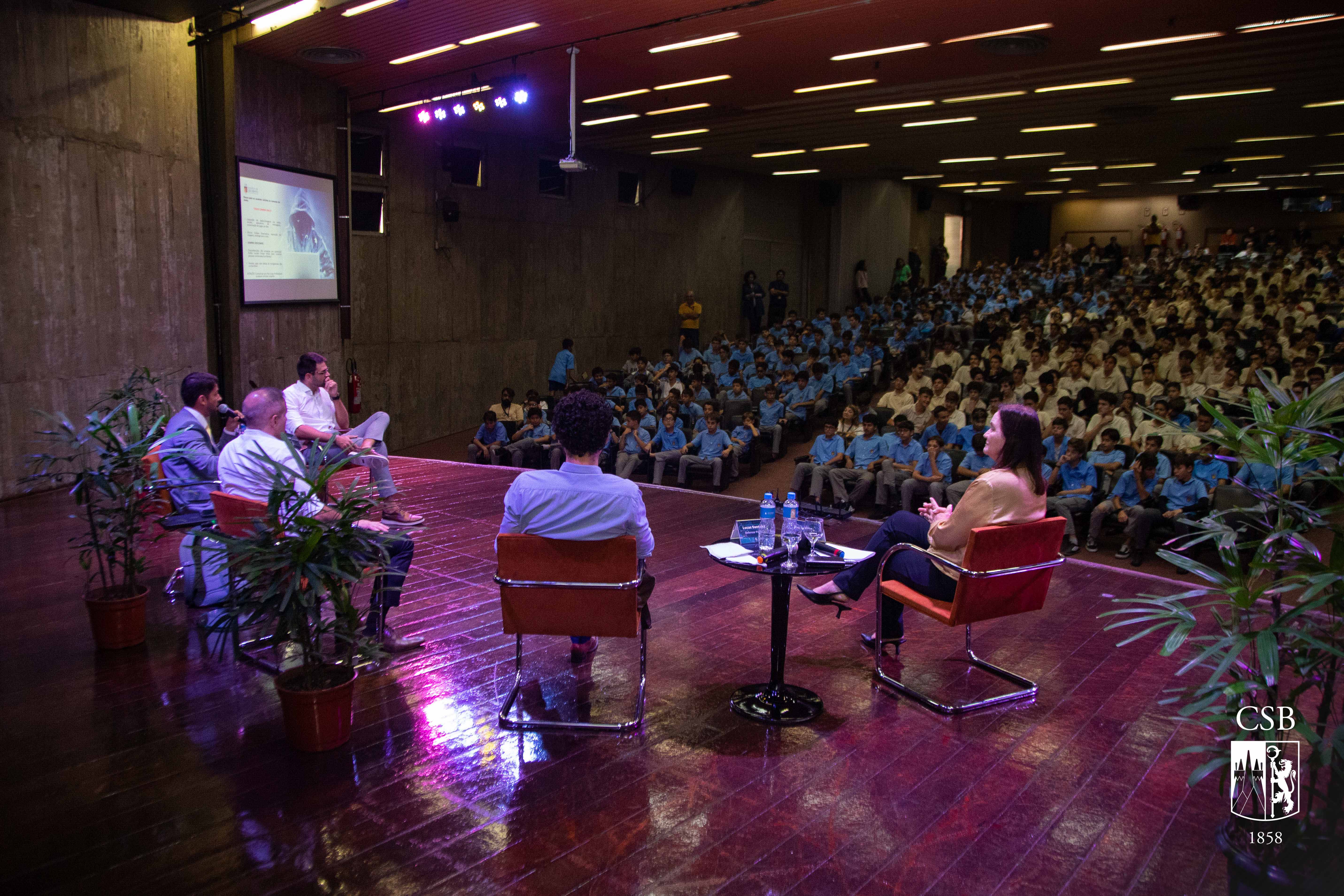 EFII, EM e Responsáveis participam de palestra sobre os riscos da internet