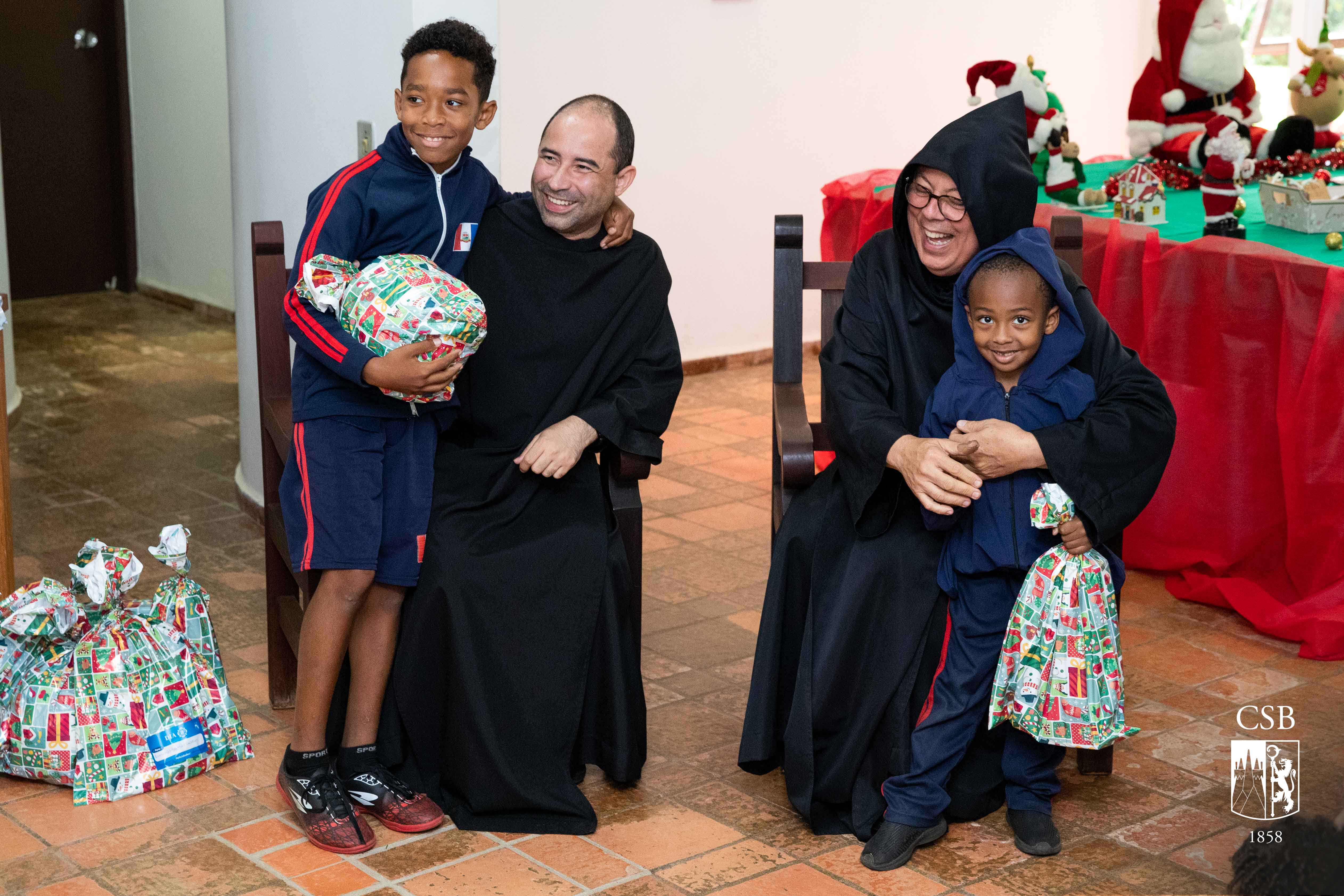 Colégio celebra Dia Z e crianças carentes recebem kits de presentes