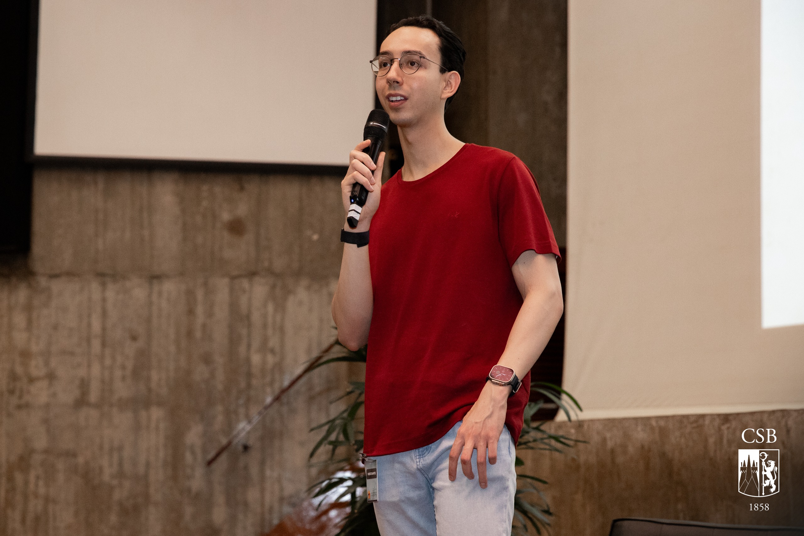 Ex-aluno e pesquisador da Brown University, Lucas Camillo palestra para o Ensino Médio