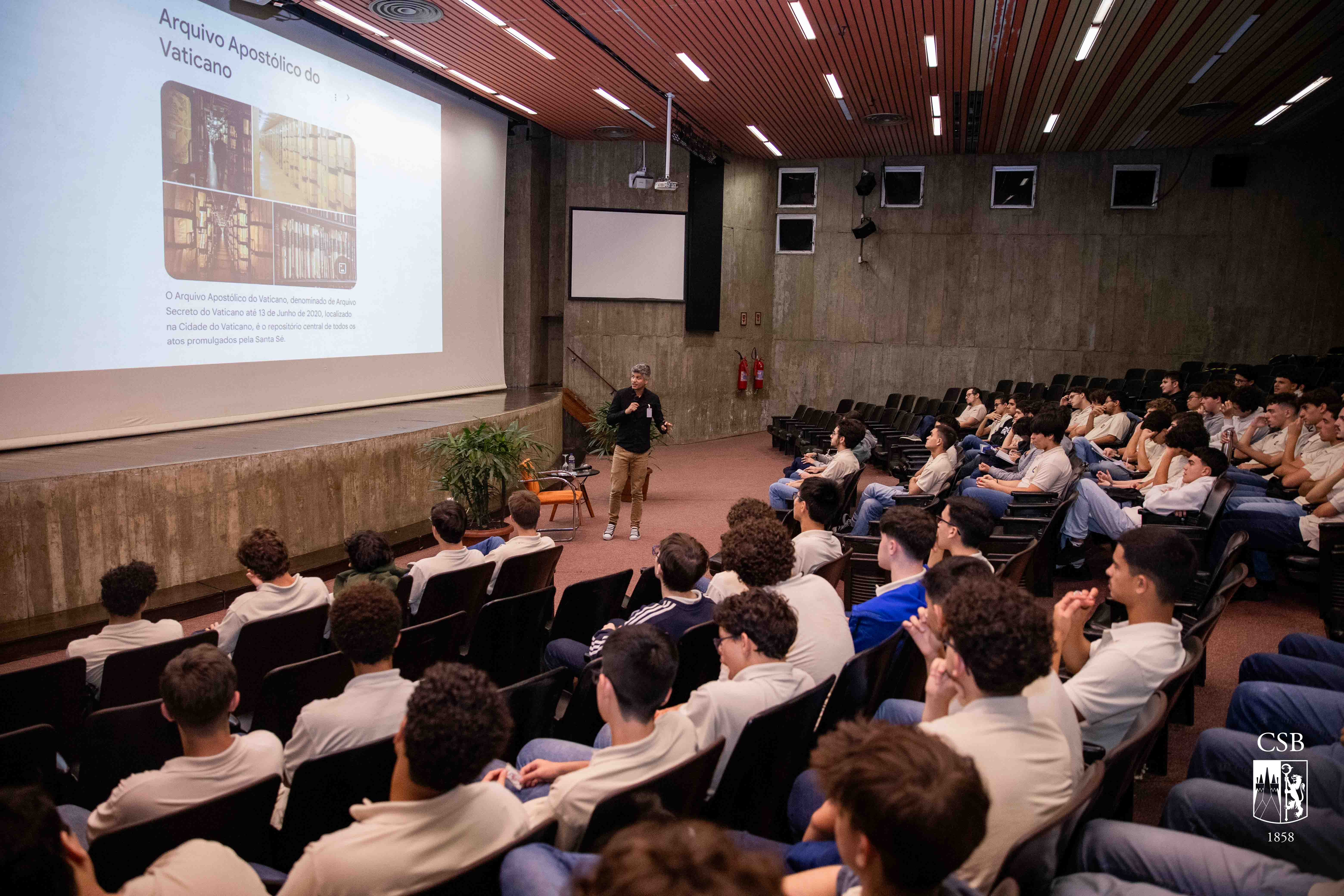 2ª e 3ª séries EM recebem palestra sobre Papa Pio XII e a Segunda Guerra Mundial