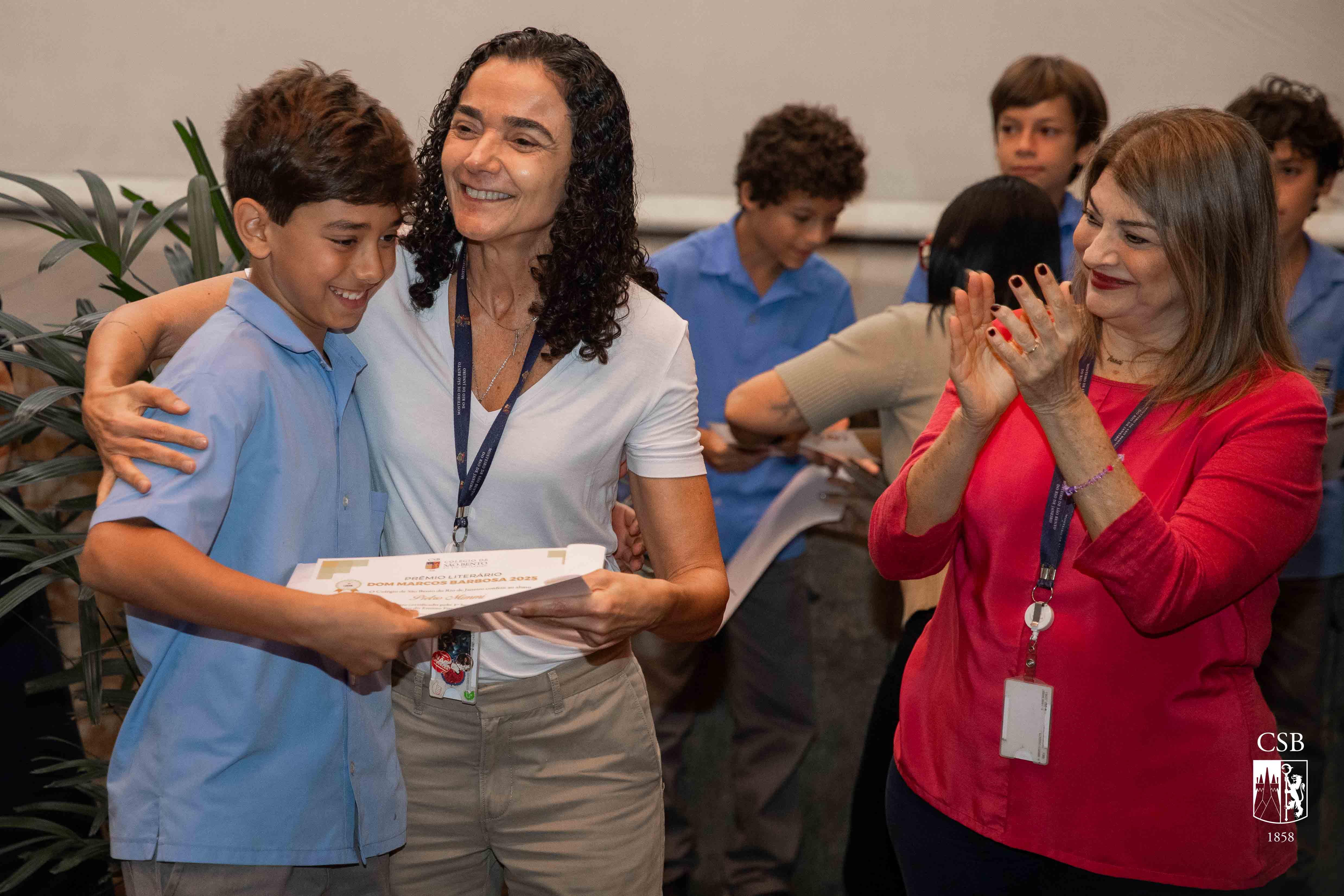 Alunos do 6º ao 8º ano EF recebem certificados de Olimpíadas de Matemática e Língua Portuguesa