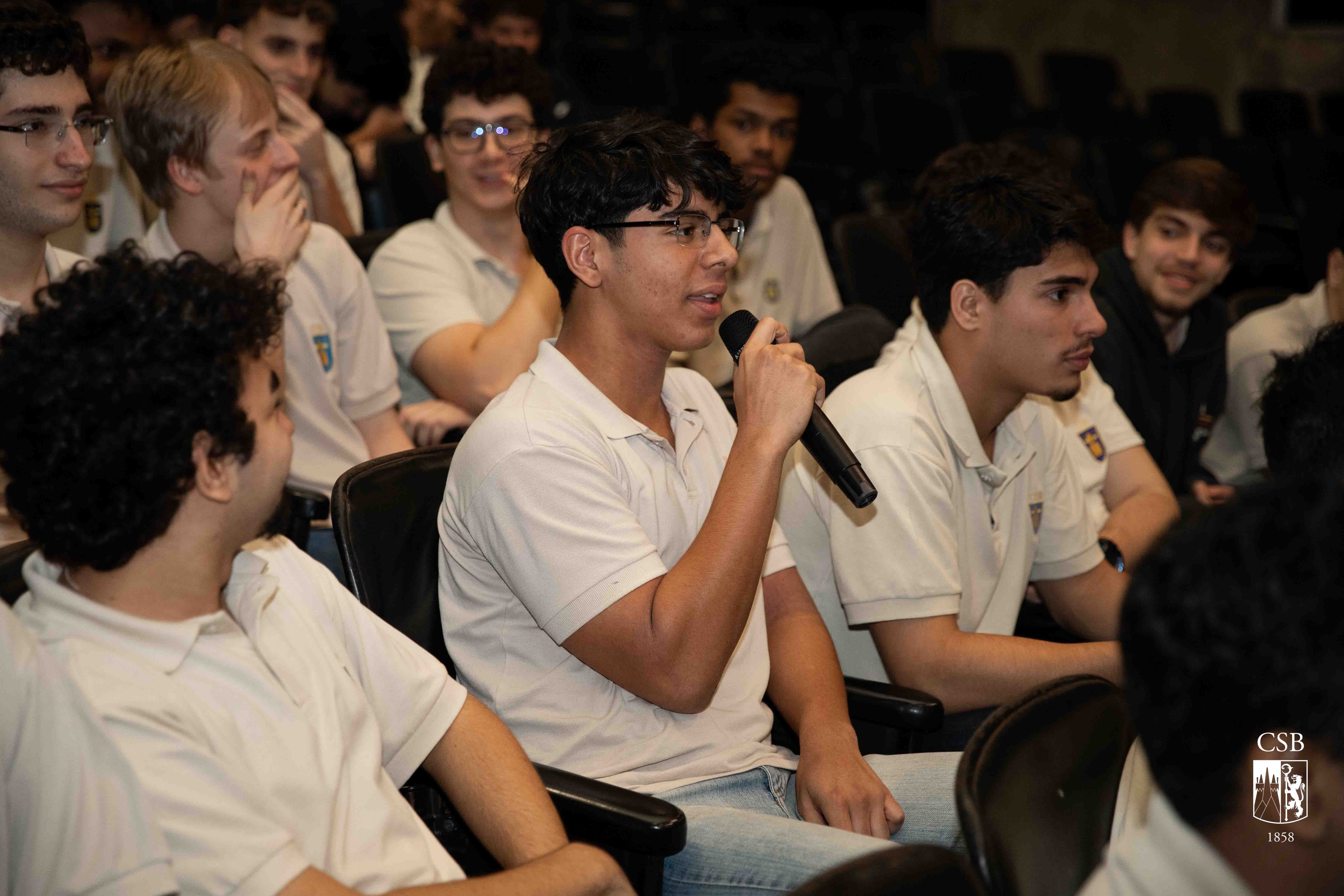 Alunos da 3ª série EM assistem à peça “Hamlet”