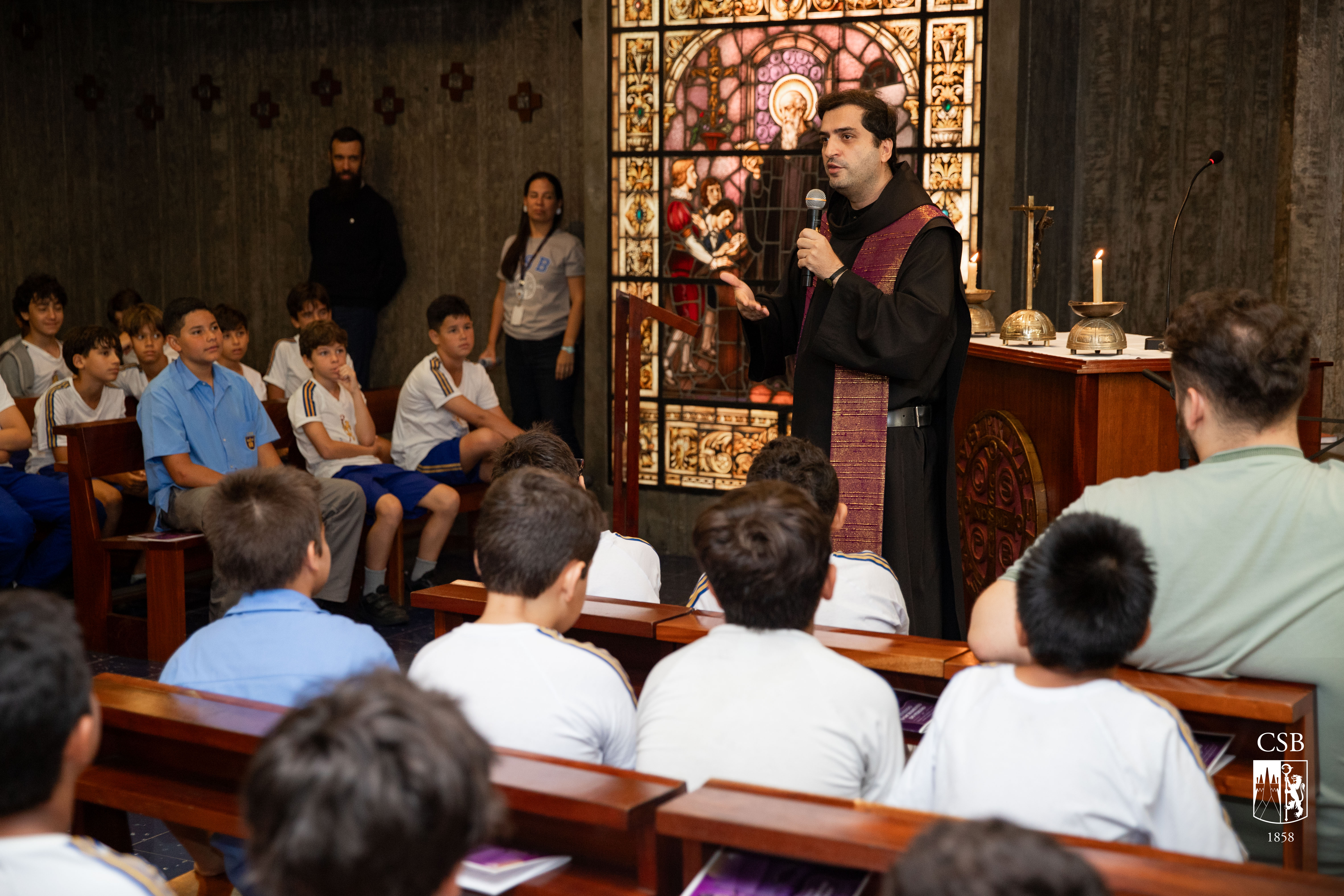 Alunos do EFII e EM participam de Celebração Penitencial