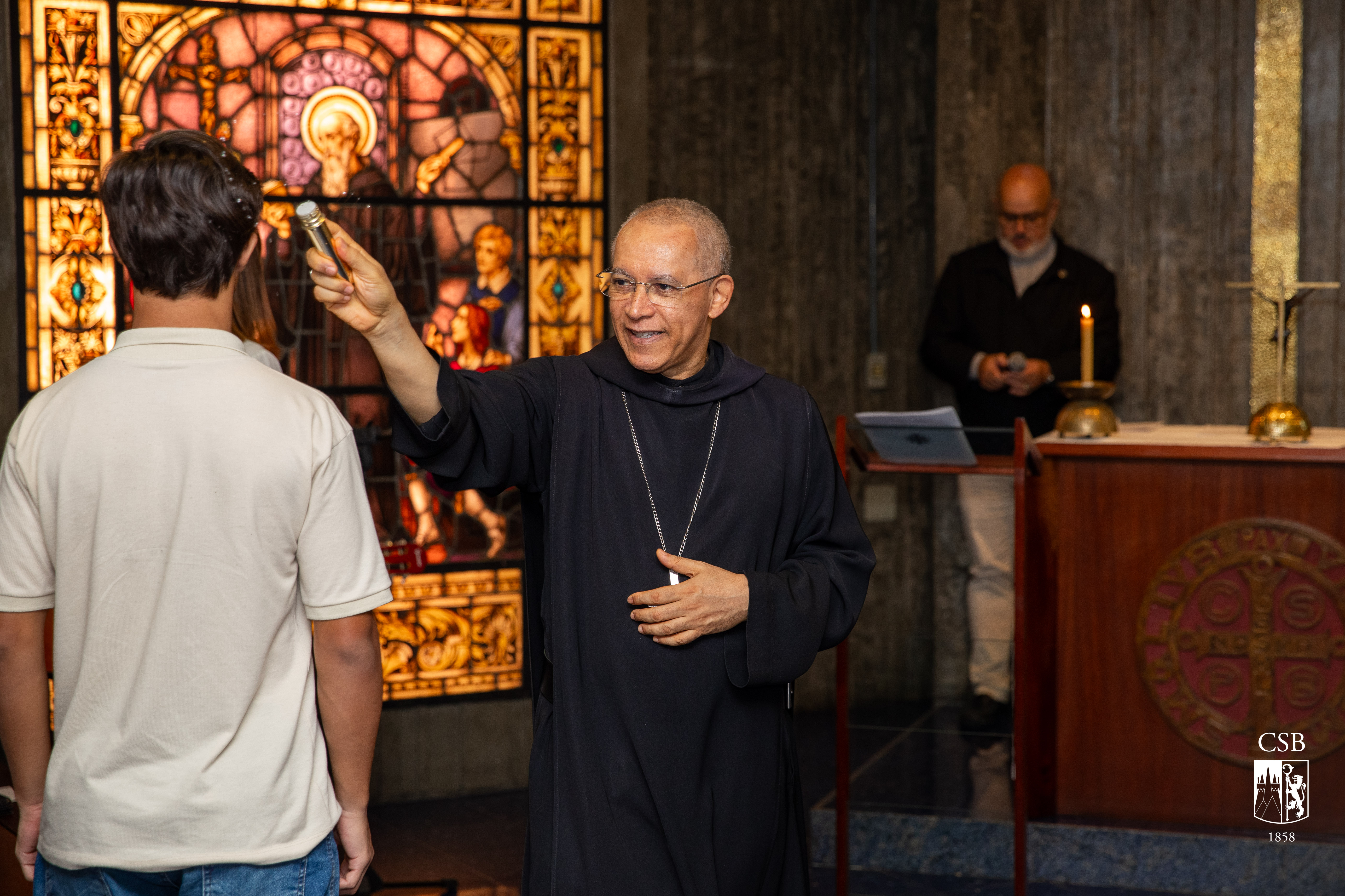 Alunos intercambistas recebem bênção do Dom Abade Filipe, OSB